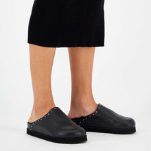 Carica l'immagine nel visualizzatore di Gallery, SCHOLL ICONIC Zoccolo con pelliccia Fae Studs donna