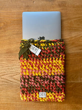 Carica l'immagine nel visualizzatore di Gallery, DUDA STITCHES Custodia per laptop fatta a mano