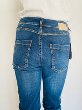 Carica l&#39;immagine nel visualizzatore di Gallery, LATINO&#39; JEANS Iris Jeans lavato con rotture donna
