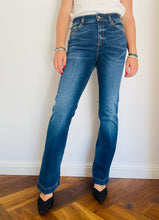 Carica l&#39;immagine nel visualizzatore di Gallery, LATINO&#39; JEANS Iris Jeans lavato con rotture donna
