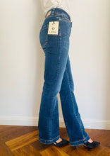 Carica l&#39;immagine nel visualizzatore di Gallery, LATINO&#39; JEANS Iris Jeans lavato con rotture donna
