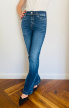 Carica l&#39;immagine nel visualizzatore di Gallery, LATINO&#39; JEANS Iris Jeans lavato con rotture donna
