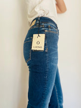 Carica l&#39;immagine nel visualizzatore di Gallery, LATINO&#39; JEANS Iris Jeans lavato con rotture donna
