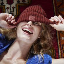Carica l&#39;immagine nel visualizzatore di Gallery, COLORS OF CALIFORNIA Berretto beanie in lana e cashemere donna
