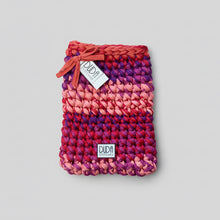 Carica l'immagine nel visualizzatore di Gallery, DUDA STITCHES Custodia per i-pad fatta a mano
