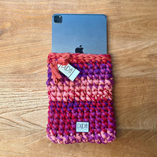Carica l'immagine nel visualizzatore di Gallery, DUDA STITCHES Custodia per i-pad fatta a mano
