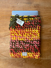 Carica l'immagine nel visualizzatore di Gallery, DUDA STITCHES Custodia per laptop fatta a mano
