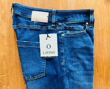 Carica l&#39;immagine nel visualizzatore di Gallery, LATINO&#39; JEANS Iris Jeans lavato con rotture donna
