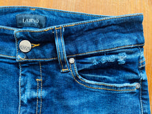 Carica l&#39;immagine nel visualizzatore di Gallery, LATINO&#39; JEANS Iris Jeans lavato con rotture donna
