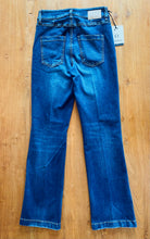 Carica l&#39;immagine nel visualizzatore di Gallery, LATINO&#39; JEANS Iris Jeans lavato con rotture donna
