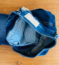 Carica l&#39;immagine nel visualizzatore di Gallery, LATINO&#39; JEANS Iris Jeans lavato con rotture donna
