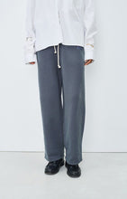 Carica l&#39;immagine nel visualizzatore di Gallery, AMERICAN VINTAGE Joggers Izubird donna
