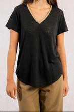 Carica l&#39;immagine nel visualizzatore di Gallery, MOLLY BRACKEN T-shirt con scollo a V iridato donna
