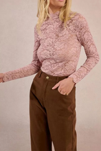 Carica l&#39;immagine nel visualizzatore di Gallery, MOLLY BRACKEN Top in pizzo semitrasparente donna

