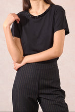 Carica l&#39;immagine nel visualizzatore di Gallery, MOLLY BRACKEN T-shirt con paillettes sullo scollo donna
