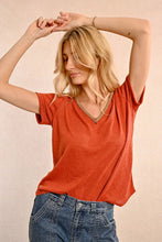 Carica l&#39;immagine nel visualizzatore di Gallery, MOLLY BRACKEN T-shirt con scollo a V dorato donna
