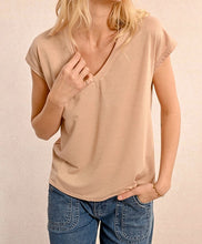 Carica l&#39;immagine nel visualizzatore di Gallery, MOLLY BRACKEN T-shirt laminata con scollo a V donna
