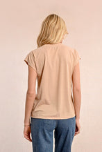 Carica l&#39;immagine nel visualizzatore di Gallery, MOLLY BRACKEN T-shirt laminata con scollo a V donna
